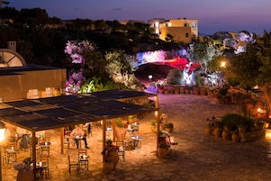 2 restaurantes; se sirve cocina internacional 