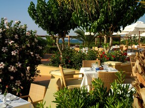 2 restaurants, international cuisine - Kalimera Kriti Hotel & Village Resort (Agios Nikolaos)