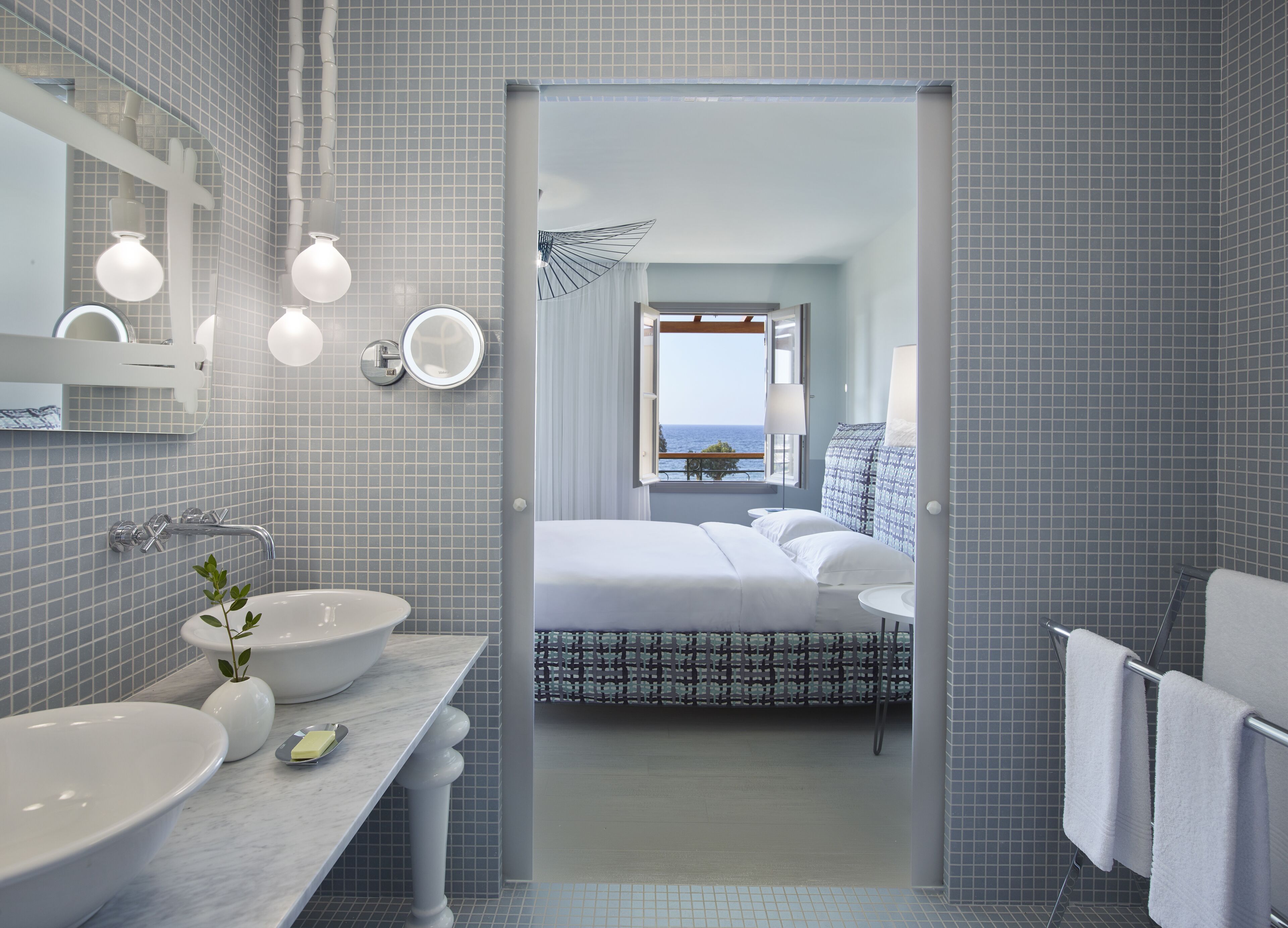 deluxe room, sea view | bathroom | combined shower/bathtub, hair dryer, bathrobes, slippers