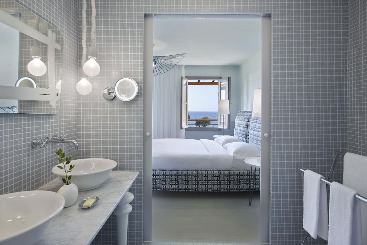 deluxe room, sea view | bathroom | combined shower/bathtub, hair dryer, bathrobes, slippers