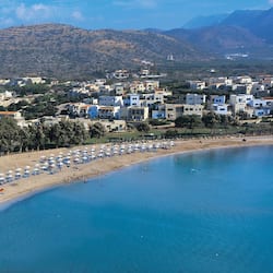 Plage, chaises longues, parasols, ski nautique