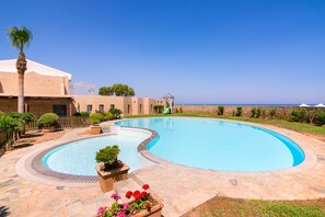 Innendørsbasseng,2 utendørsbassenger, bassengparasoller og solsenger