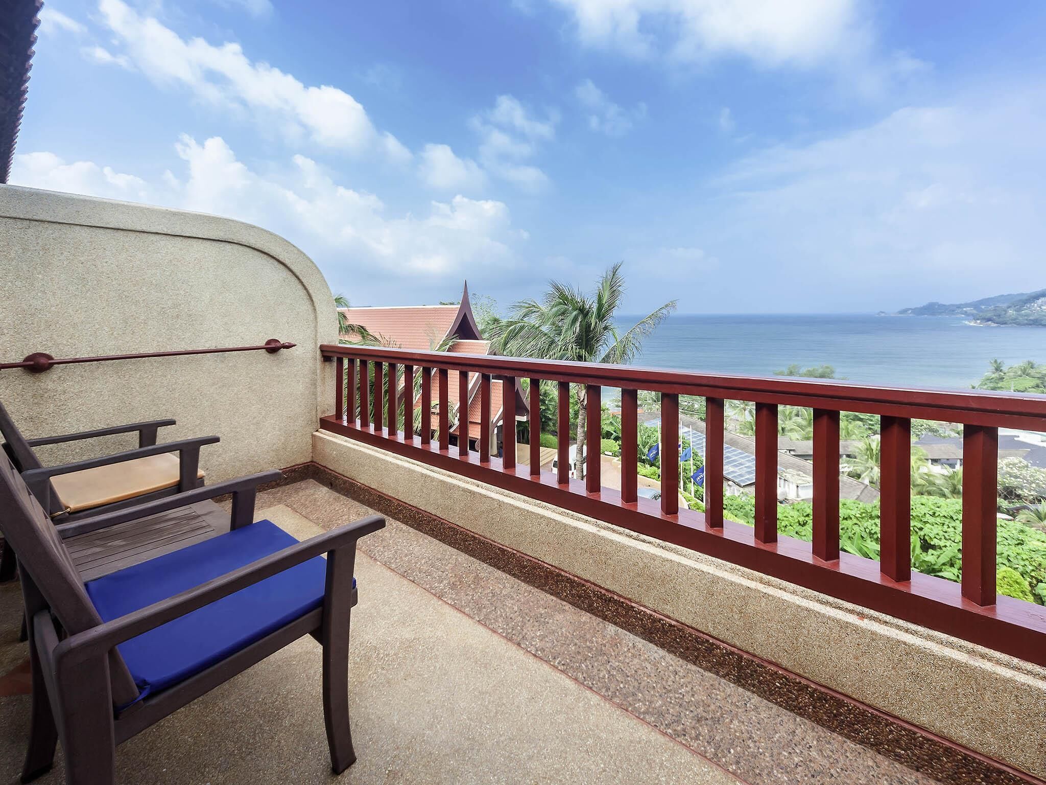 Deluxe tweepersoonskamer, 1 tweepersoonsbed, balkon, uitzicht op zee | Een kluis op de kamer, een bureau, een laptopwerkplek