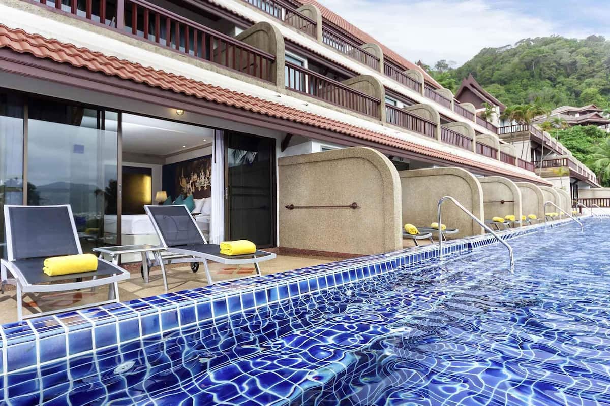 Camera Deluxe, 1 letto king, accesso alla piscina | Una cassaforte in camera, una scrivania, postazione laptop