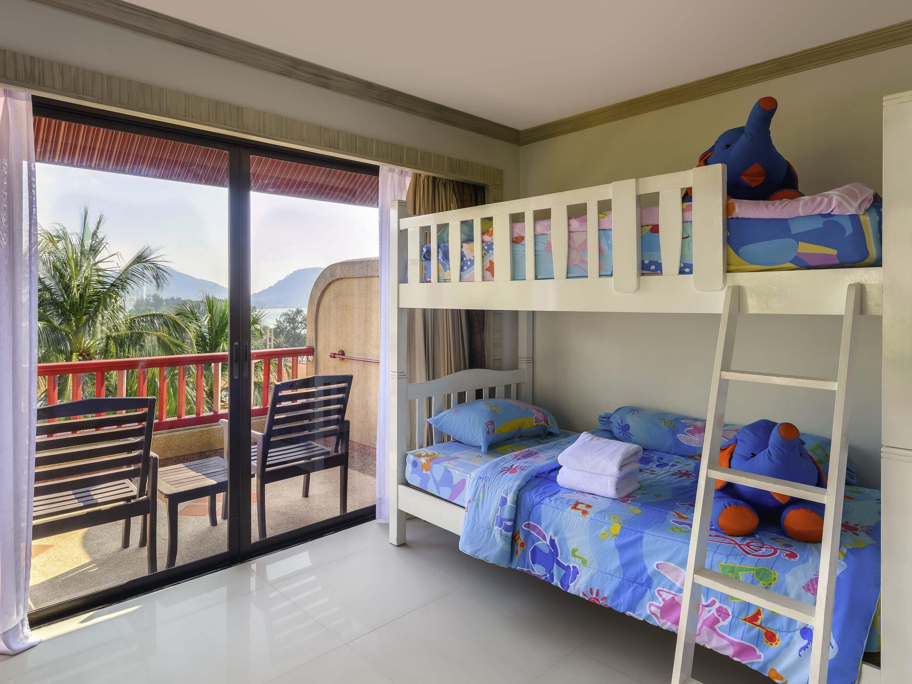 Habitación (1 Double bed, 1 Bunk bed) | Caja de seguridad en la habitación y escritorio 