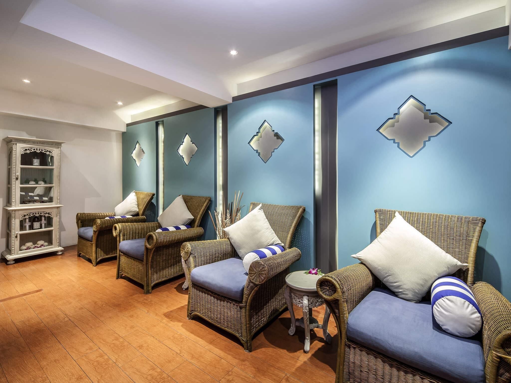 Couples treatment rooms, aromatherapy, deep-tissue massages