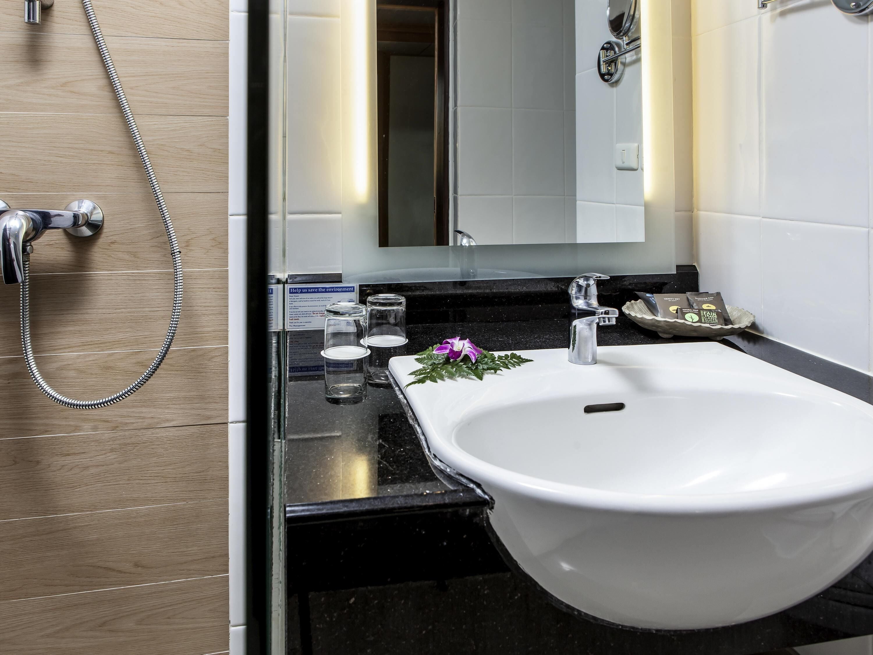 Habitación Deluxe, 1 cama King size, acceso a la alberca | Caja de seguridad en la habitación y escritorio 