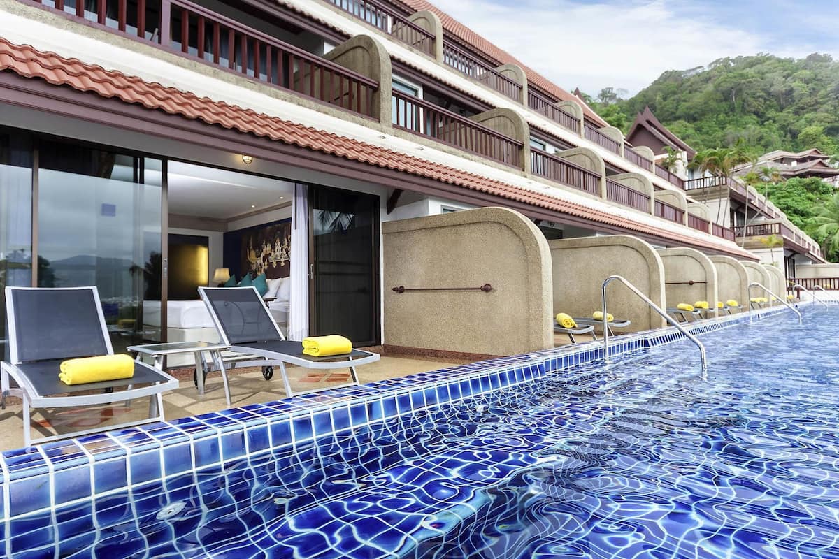 Quarto luxo, 1 cama King, acesso à piscina | Cofres nos quartos, escrivaninha, espaço de trabalho para notebook