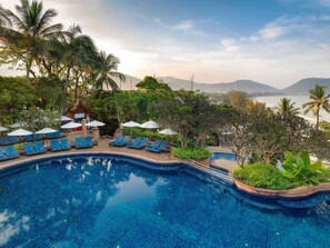 Outdoor pool, pool umbrellas, pool loungers - Novotel Phuket Resort (Patong)