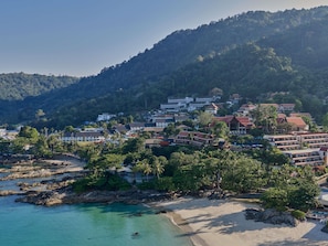 Açık yüzme havuzu, havuz şemsiyeleri, şezlonglar 