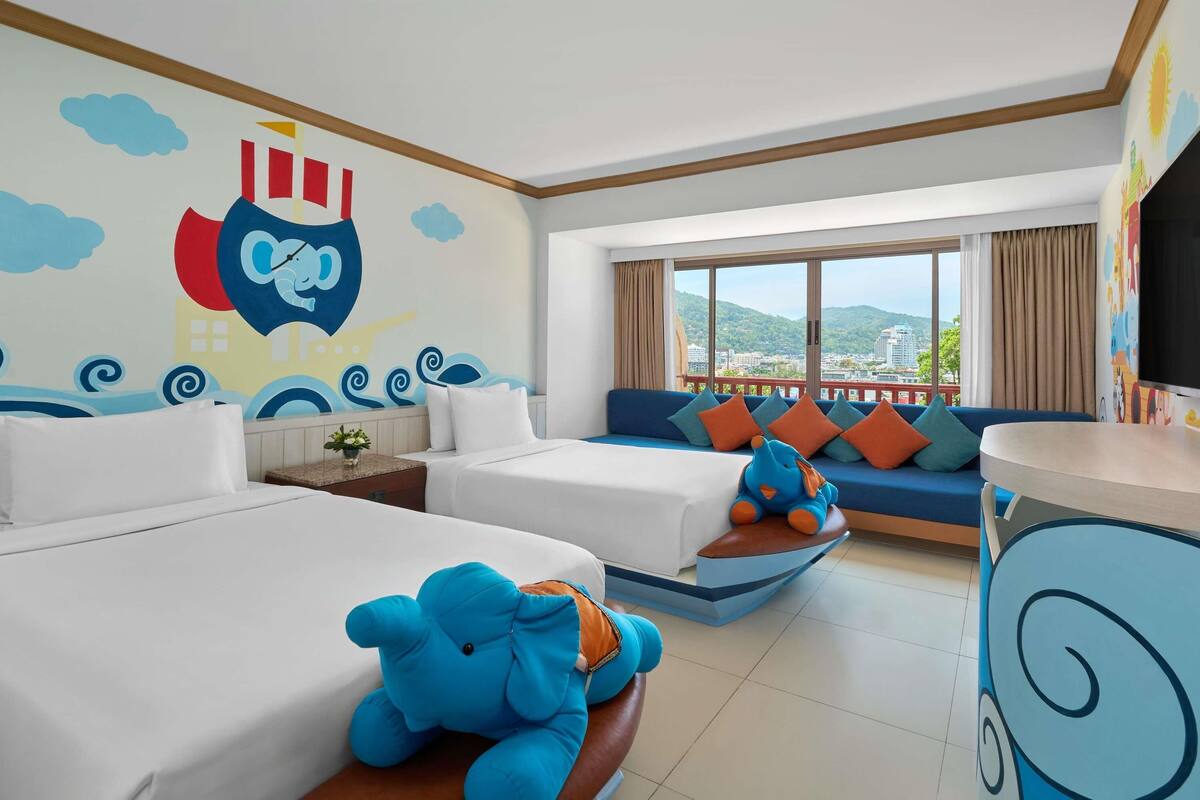 Family Suite, 1 King Bed | In-room safe, desk, laptop workspace, blackout drapes