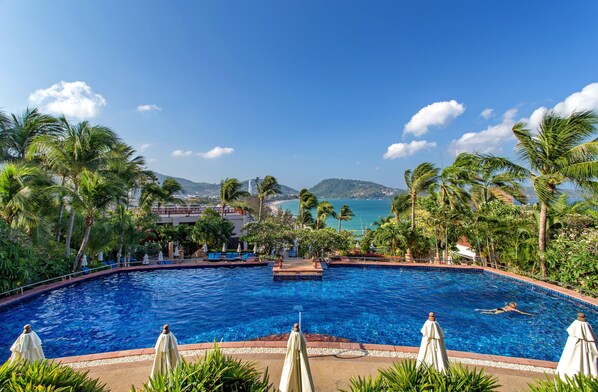 Außenpool, Sonnenschirme, Liegestühle