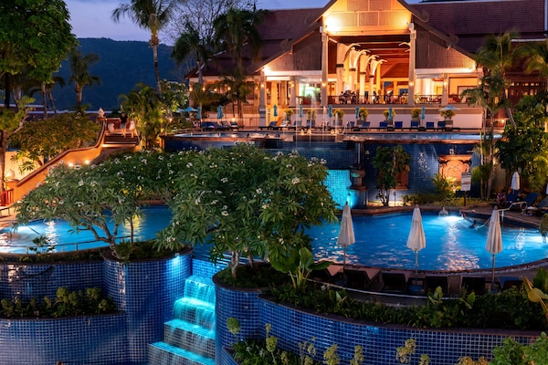 Outdoor pool, pool umbrellas, sun loungers
