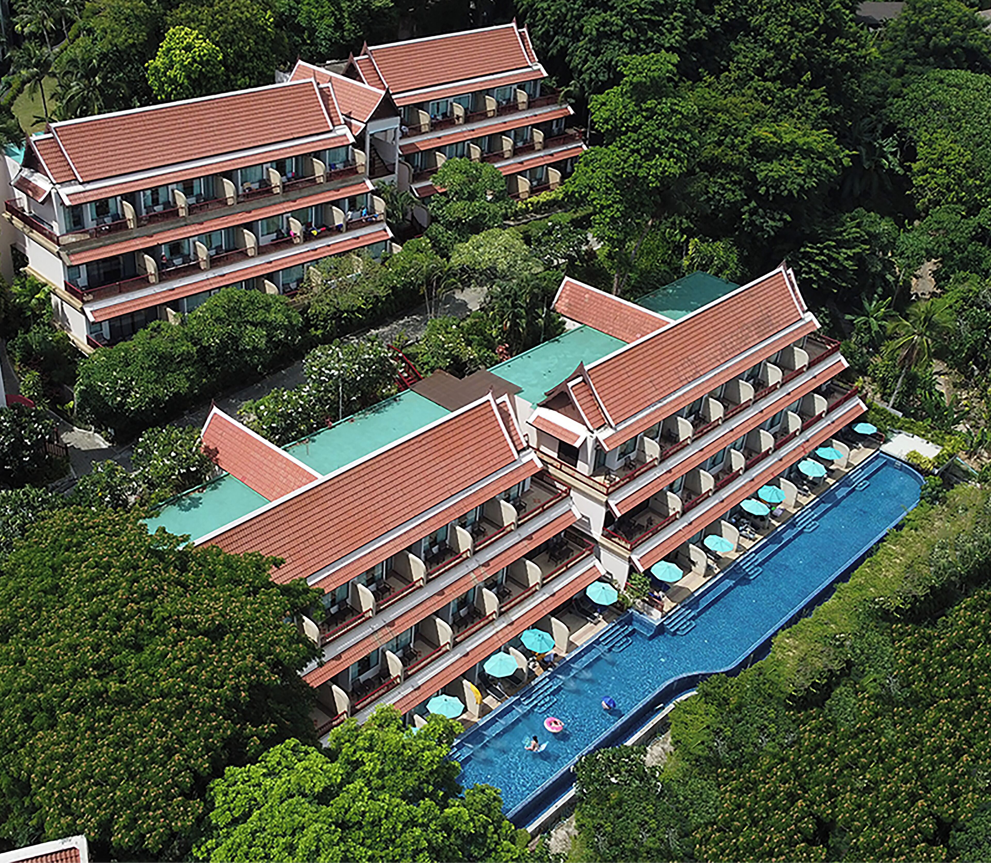 Ein mehrstöckiges Hotel mit Pool und Außenbereich.