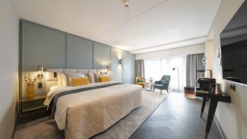 Junior suite | Een kluis op de kamer, een bureau, verduisterende gordijnen, gratis wifi