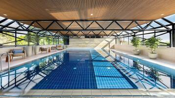 Una piscina cubierta