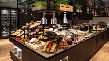 Desayuno buffet diario (EUR 24.50 por persona)