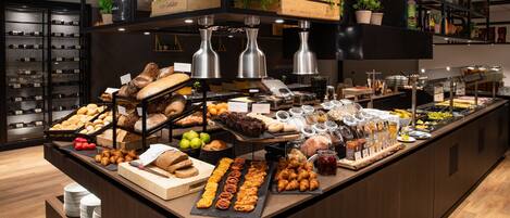 Petit déjeuner buffet (24.50 EUR par personne)