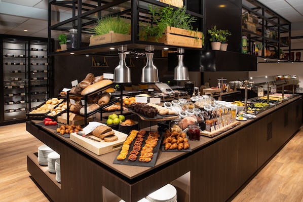 Daily buffet breakfast (EUR 24.50 per person) - Bilderberg Hotel De Keizerskroon (Apeldoorn)