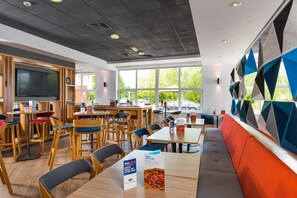 Petit déjeuner et dîner servis sur place