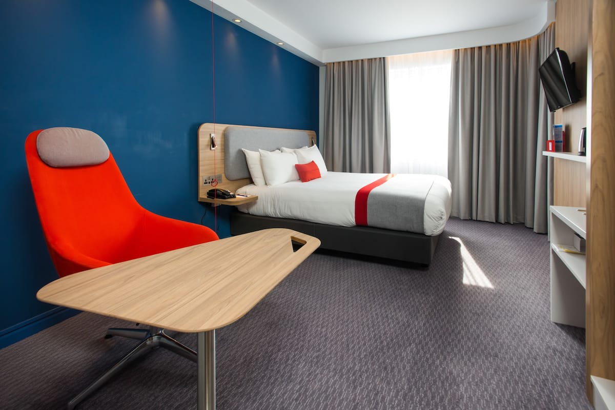 Hypo-allergenic bedding, in-room safe, desk, blackout curtains