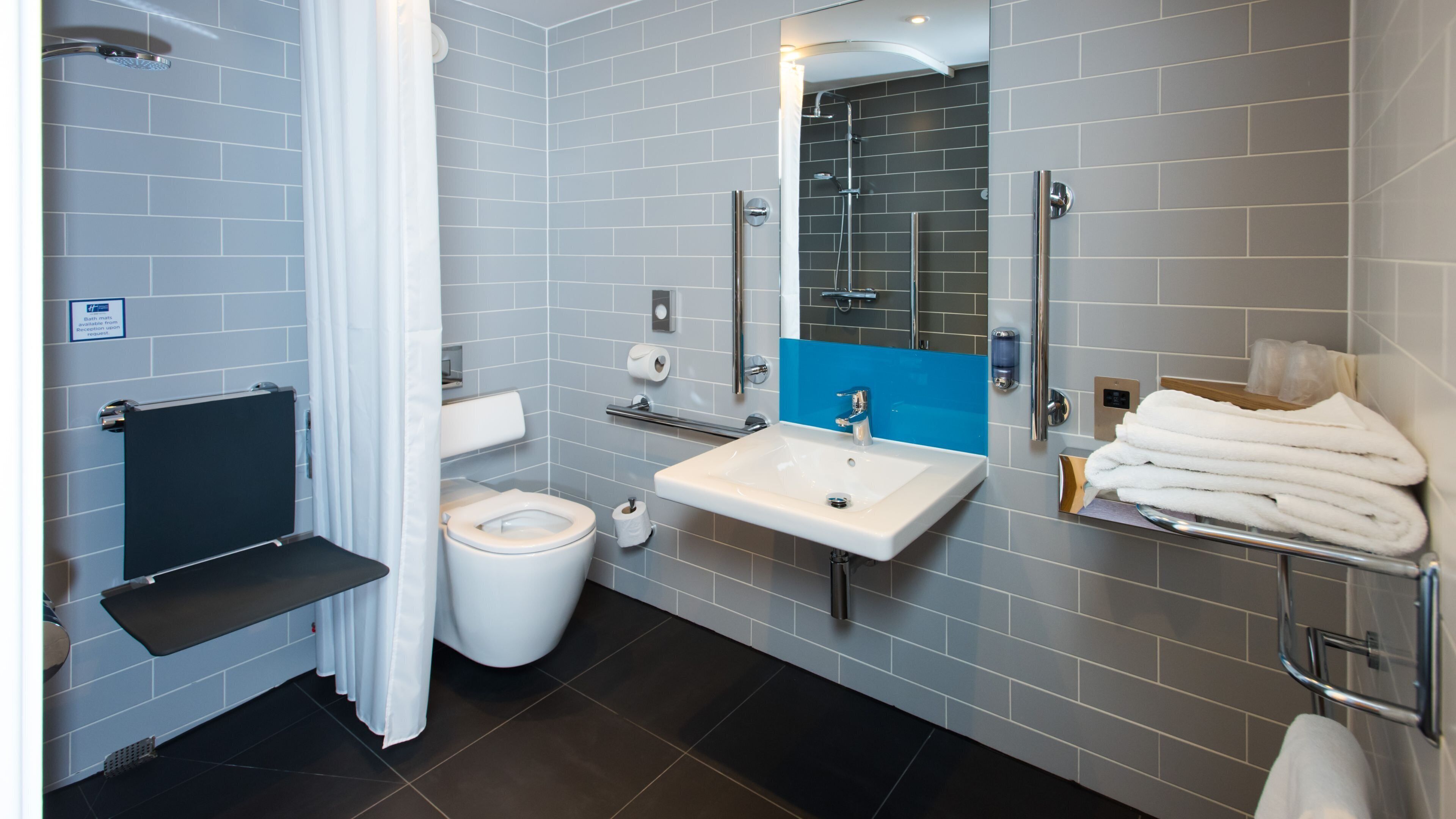 Un baño moderno con inodoro, lavamanos y ducha.