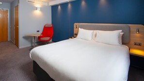 Phòng, 1 giường đôi, phù hợp cho người khuyết tật | Bàn, màn/rèm cản sáng, bàn ủi/dụng cụ ủi quần áo 