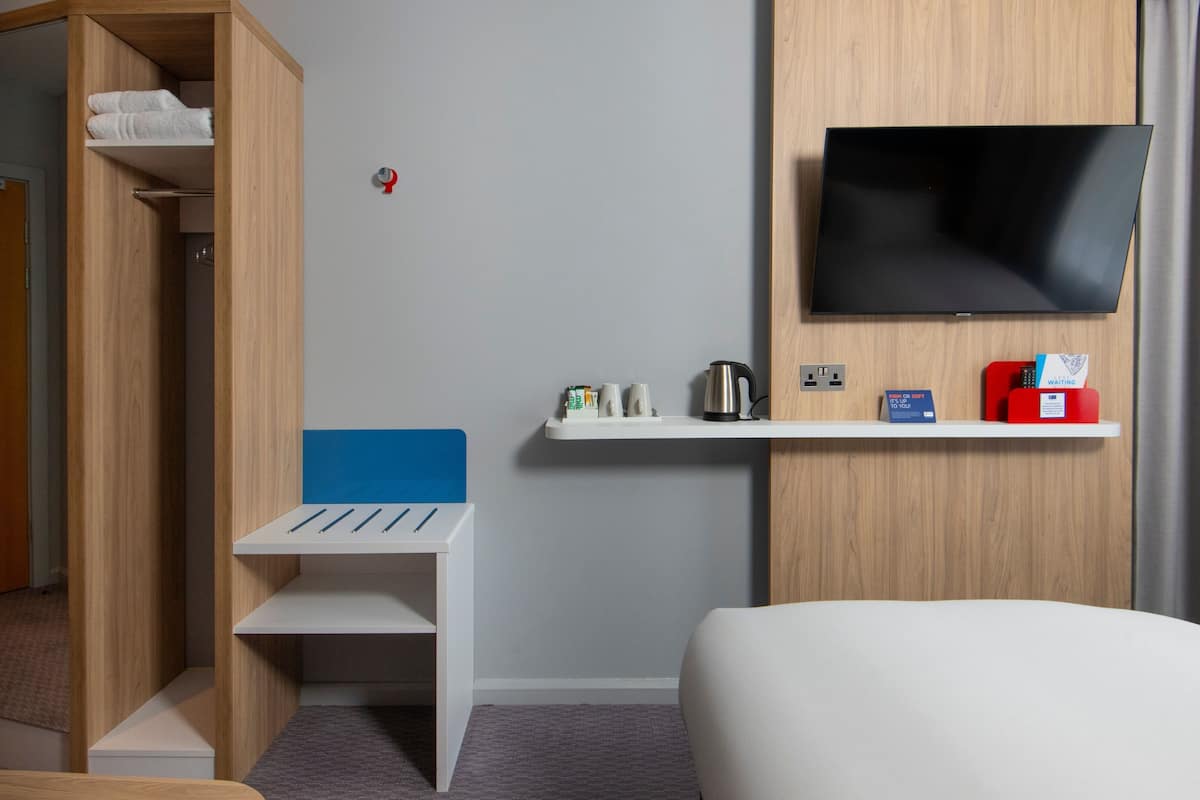 Standard Room, 2 Twin Beds | Desk, blackout drapes, iron/ironing board, WiFi (free)