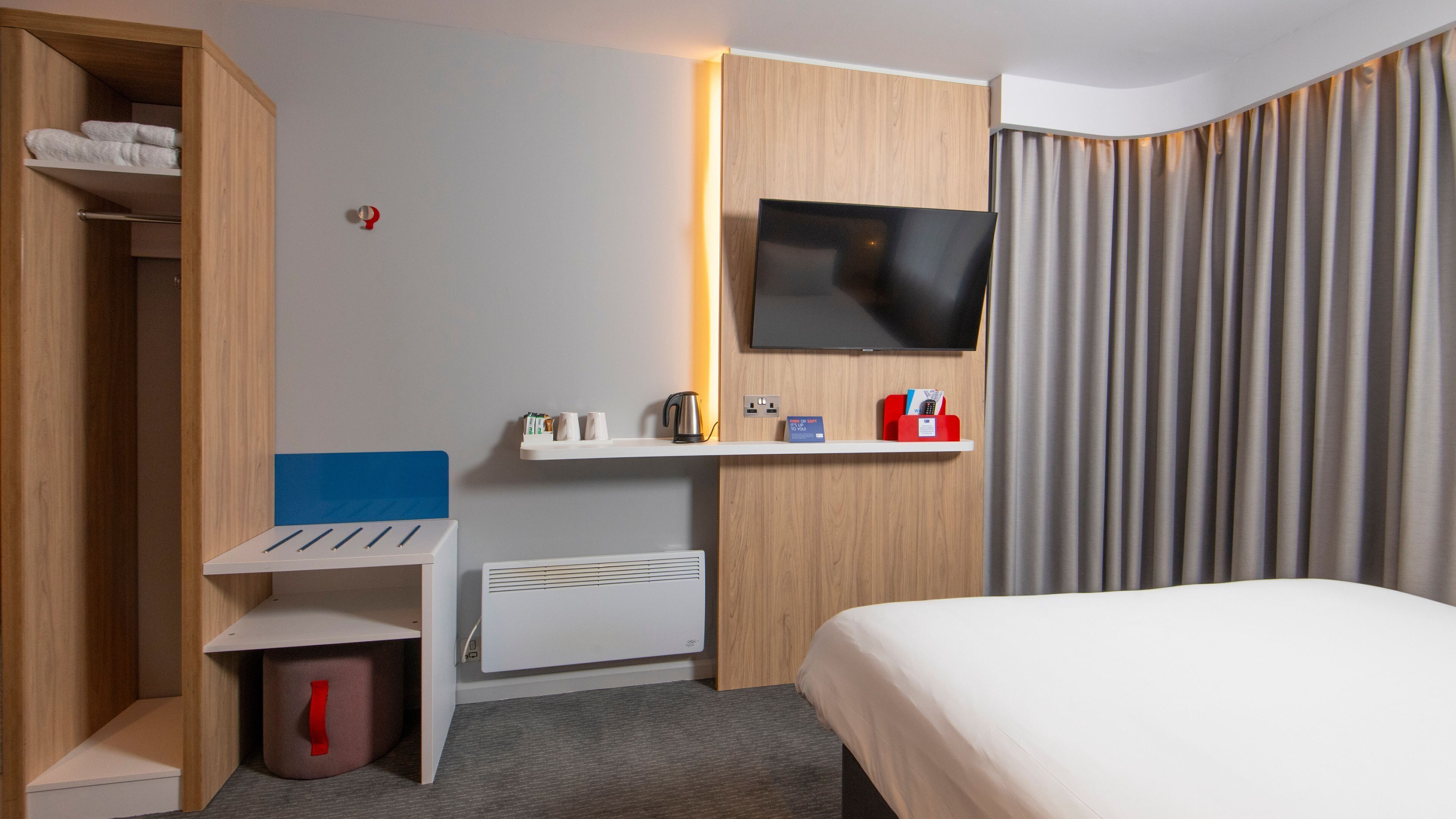 Standard Room, 1 King Bed | Desk, blackout curtains, iron/ironing board, free WiFi