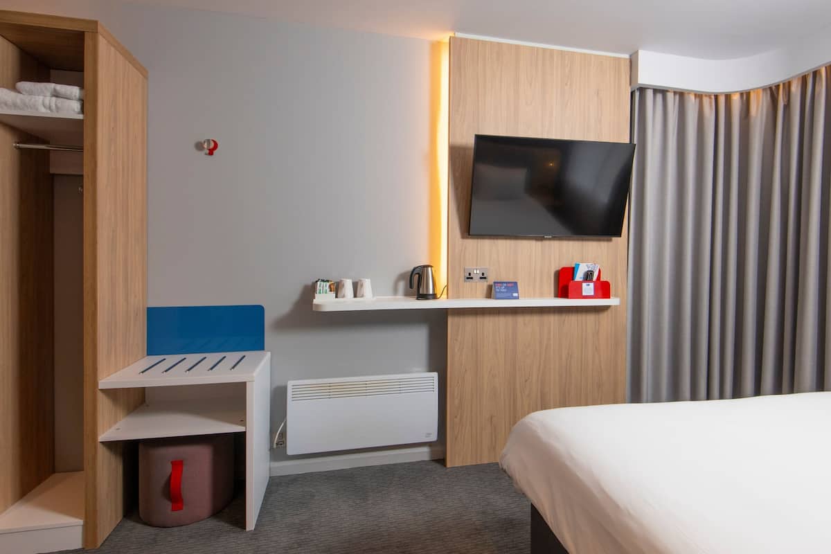 Standard Room, 1 King Bed | Desk, blackout drapes, iron/ironing board, WiFi (free)