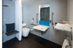 Kamer, 1 tweepersoonsbed, toegankelijk voor mindervaliden | Badkamer | Een douche, een haardroger, handdoeken