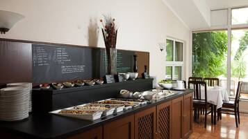 Dagelijks ontbijtbuffet (EUR 19.9 per persoon)