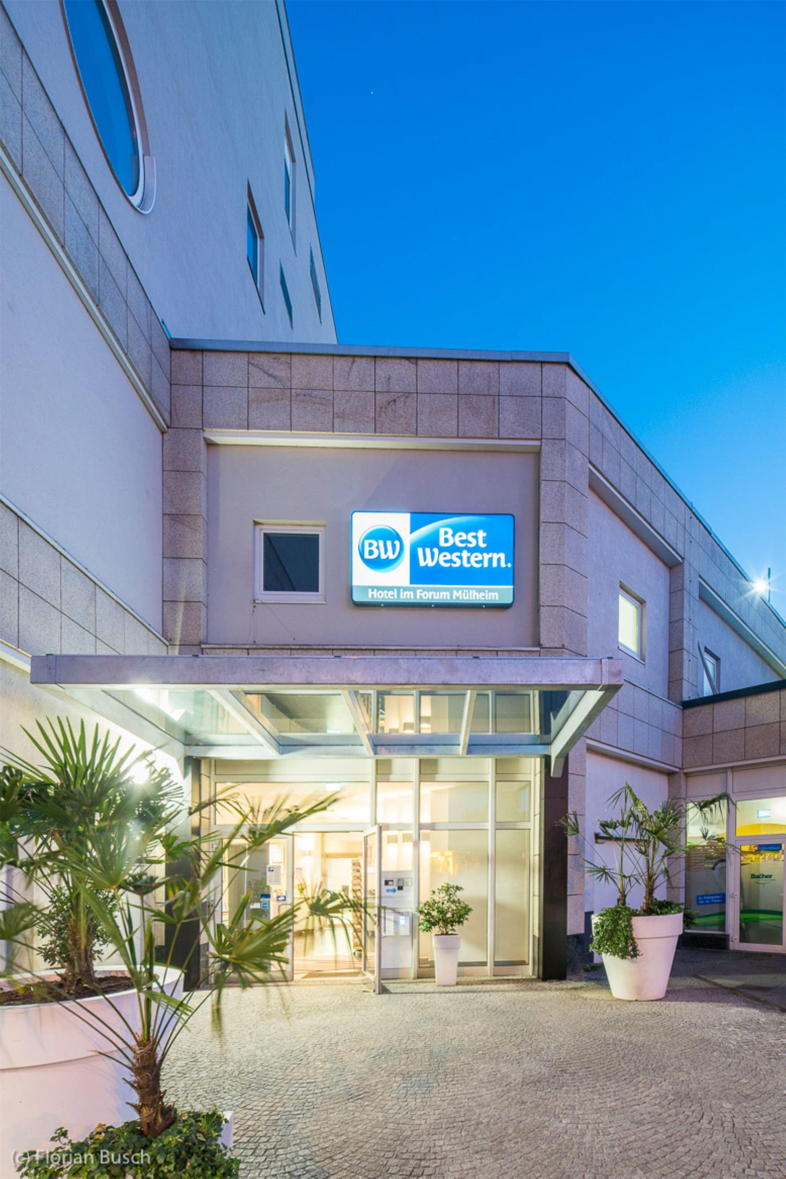 A hotel entrance with a sign reading "Best Western Hotel Forum München."