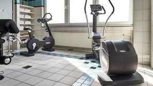 A gym with exercise equipment, a window, and a tiled floor. - Best Western Hotel Im Forum Muelheim (Muelheim an der Ruhr)