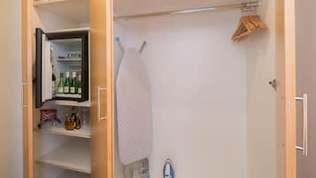 Biancheria da letto ipoallergenica, minibar, una scrivania