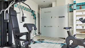 A gym with exercise equipment, a sauna, and a relaxation room. - Best Western Hotel Im Forum Muelheim (Muelheim an der Ruhr)
