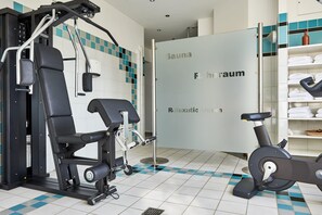 A gym with exercise equipment, a sauna, and a relaxation room. - Best Western Hotel Im Forum Muelheim (Muelheim an der Ruhr)