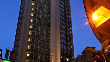 Fachada de la propiedad por la tarde o noche