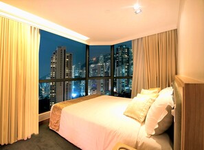 Suite Deluxe, vistas a la ciudad | 1 dormitorio, caja fuerte, escritorio y cortinas opacas