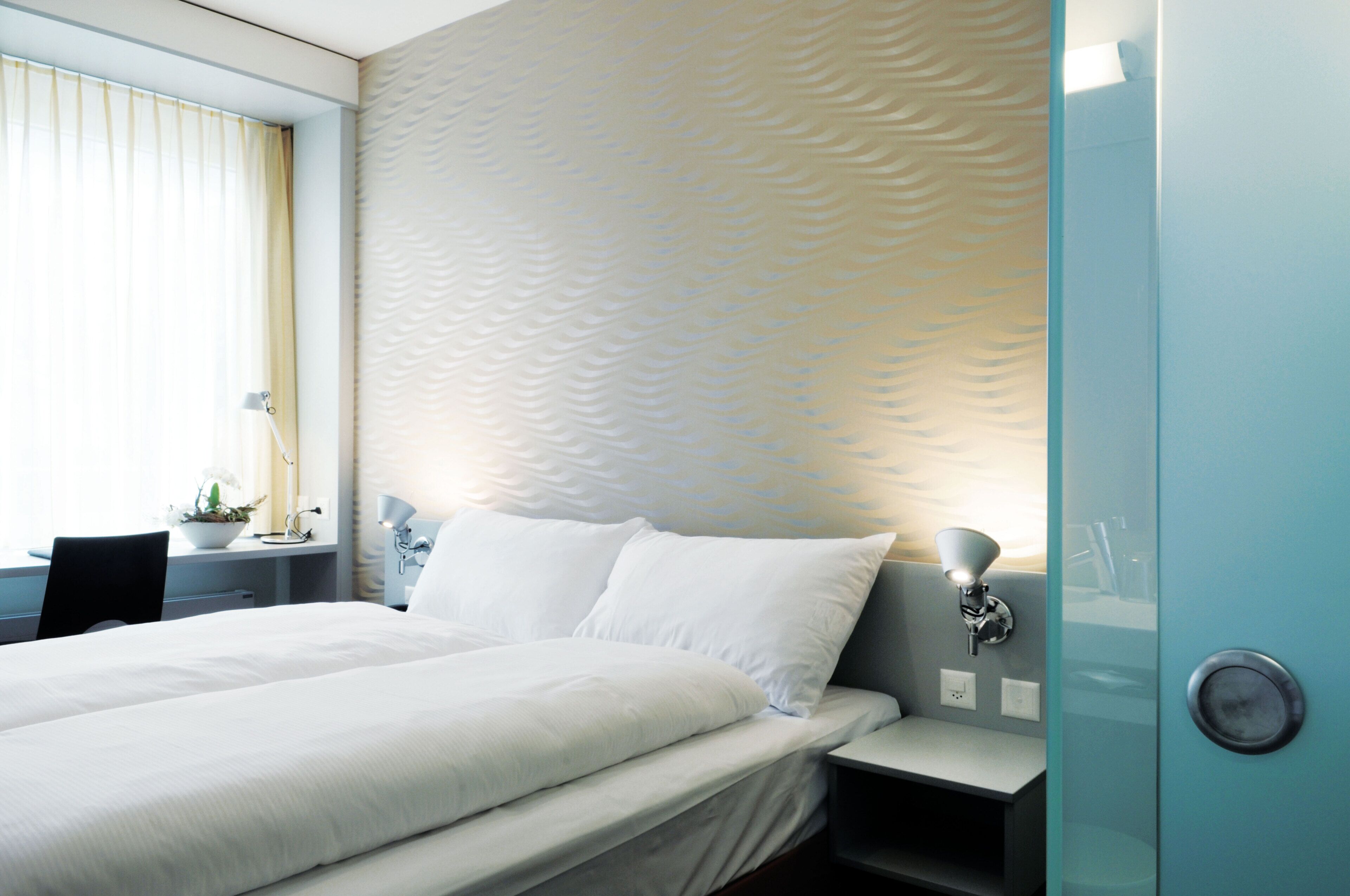 business room, 1 queen bed | egyptian cotton sheets, hypo-allergenic bedding, in-room safe, desk