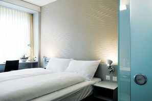 Habitación empresarial, 1 cama Queen size | Sábanas de algodón egipcio y ropa de cama hipoalergénica 