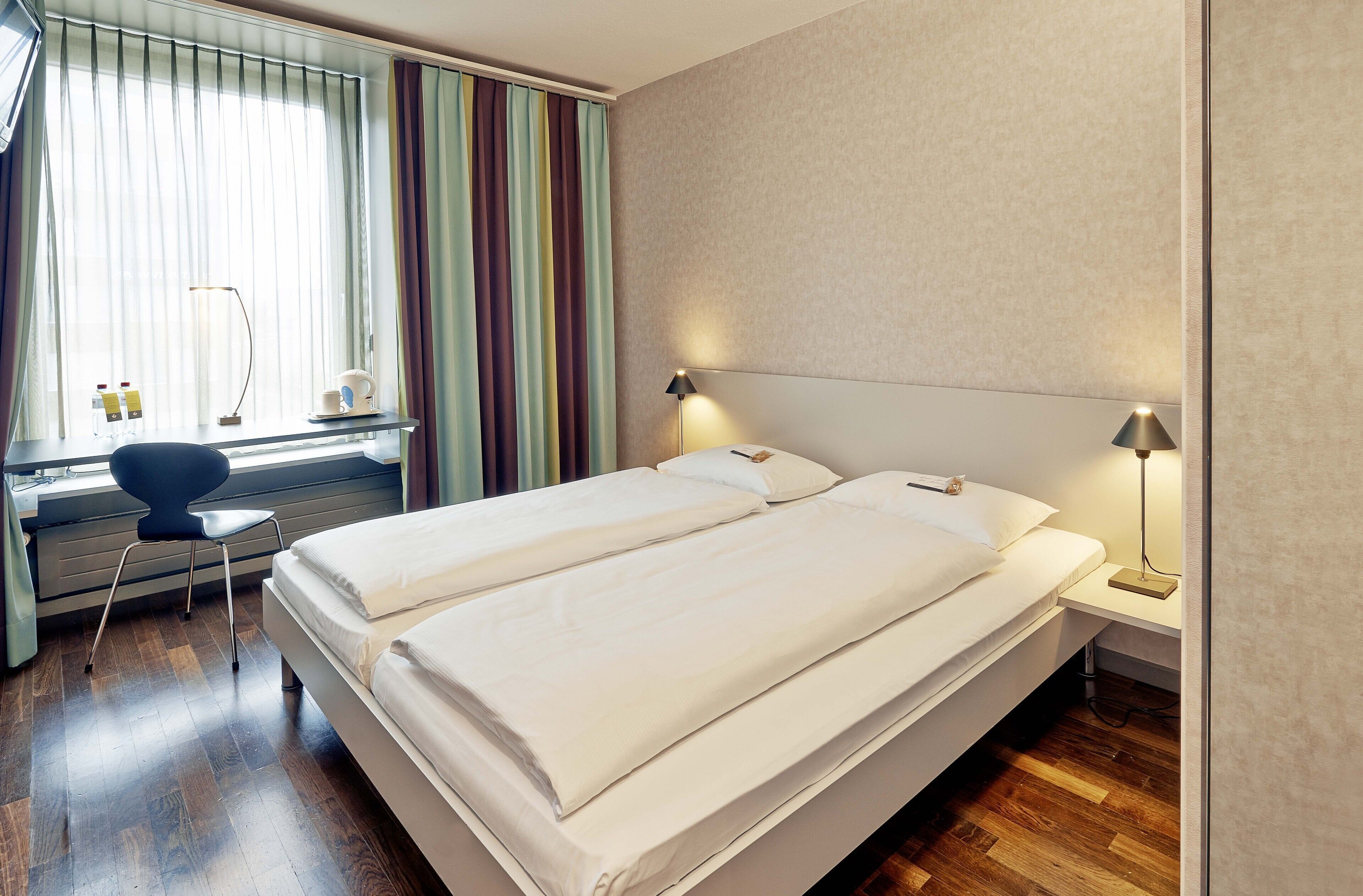 Egyptian cotton sheets, hypo-allergenic bedding, in-room safe, desk