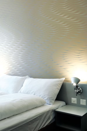 Business Room, 1 Queen Bed | Egyptian cotton sheets, hypo-allergenic bedding, in-room safe, desk