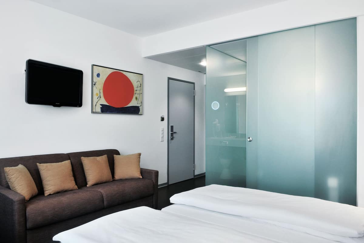 1 bedroom, Egyptian cotton sheets, hypo-allergenic bedding, in-room safe