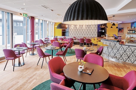 Lobby sitting area. Sorell Business Hotel Ador Bern