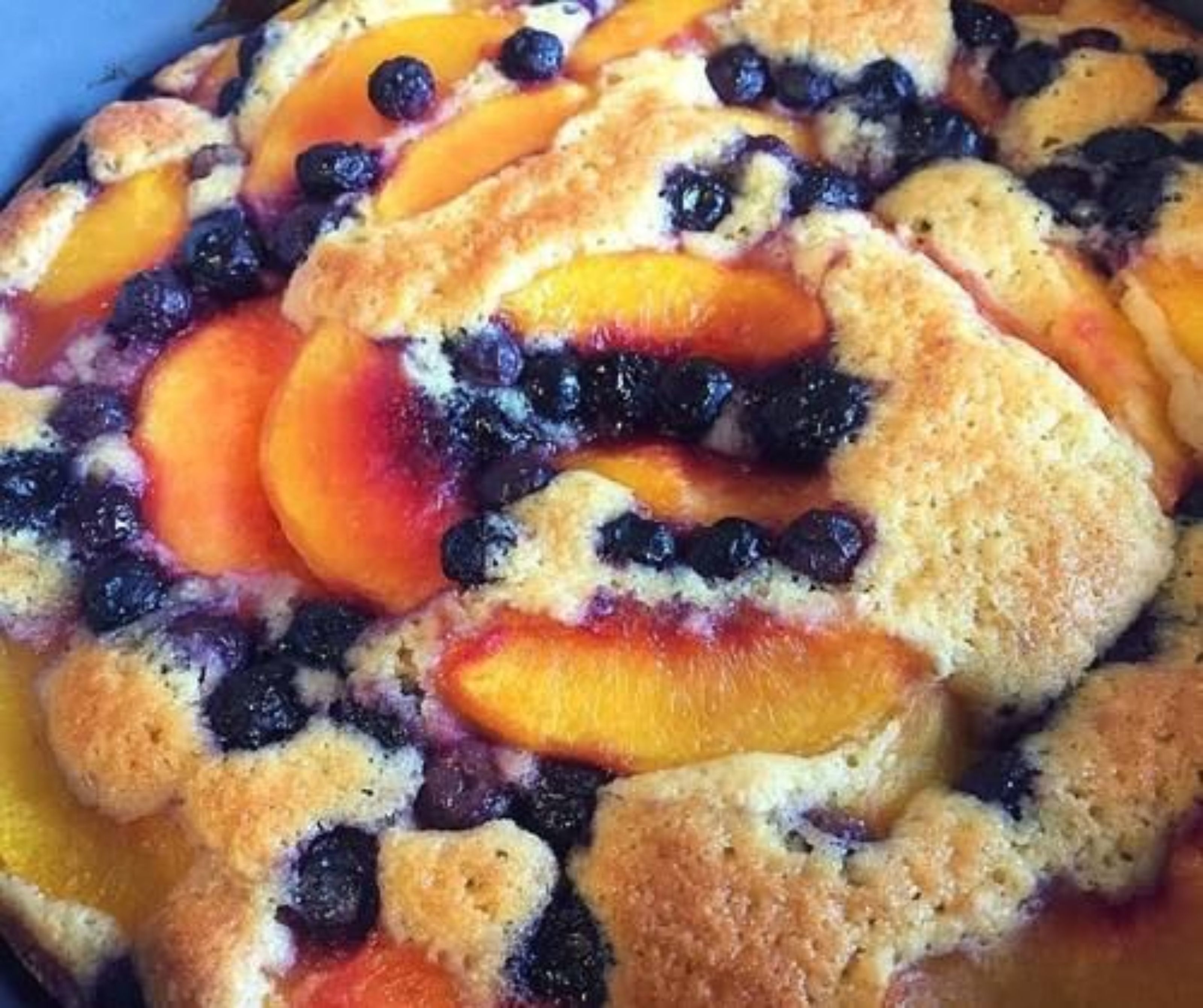 Un postre con fruta y una costra dorada.