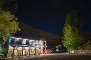 Fassade der Unterkunft – Abend/Nacht