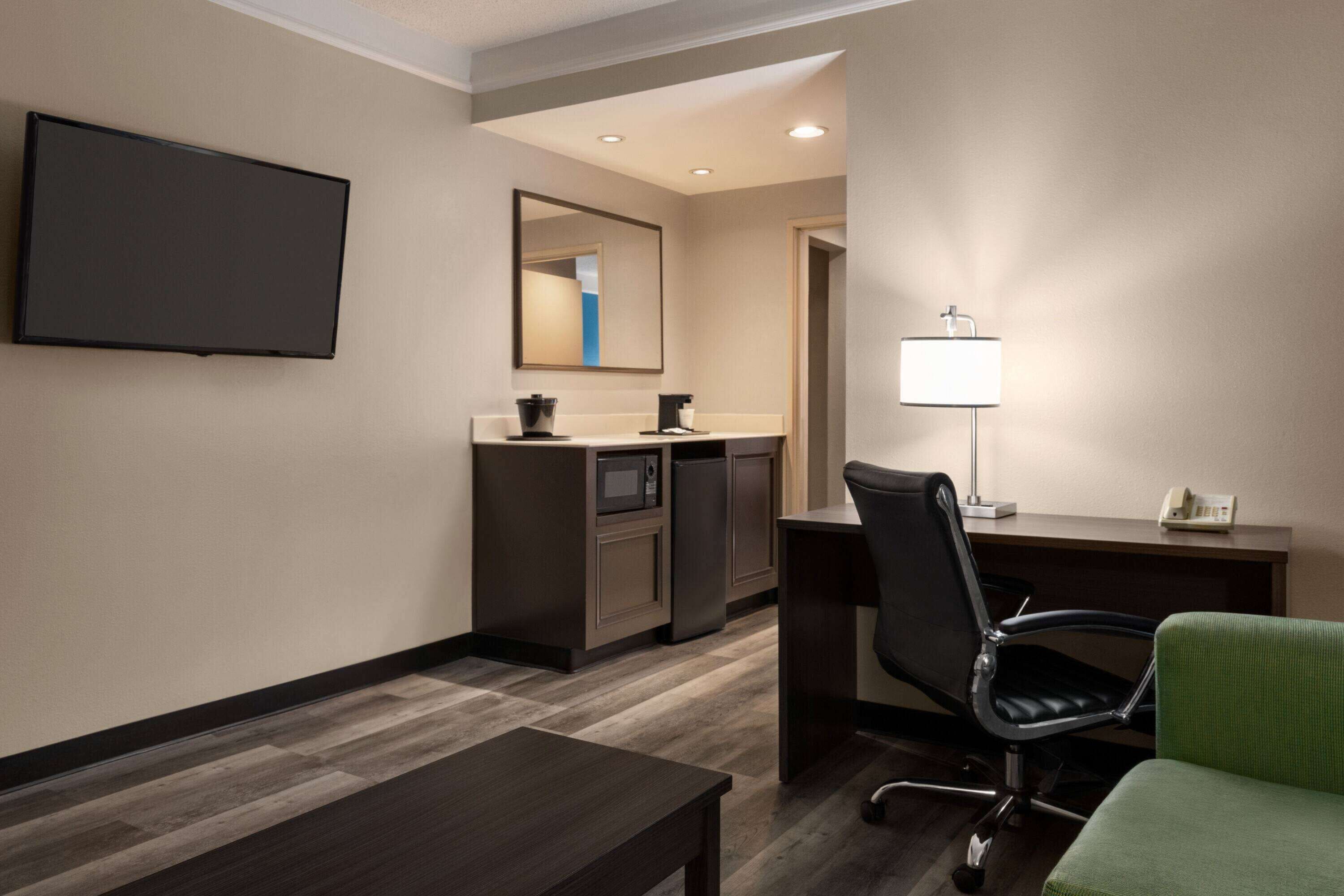 Ropa de cama de alta calidad, escritorio y insonorización 