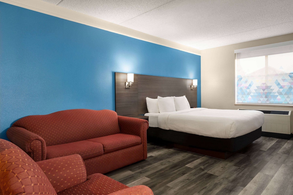 Executive Room, 1 King Bed, Non Smoking | Premium bedding, desk, soundproofing, iron/ironing board