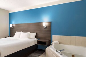 Deluxe Suite, 1 Bedroom, Non Smoking | Premium bedding, desk, soundproofing, iron/ironing board